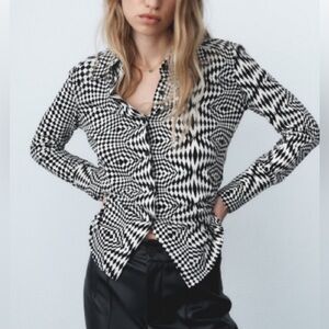 Women’s Zara Knit button up top . Size Small